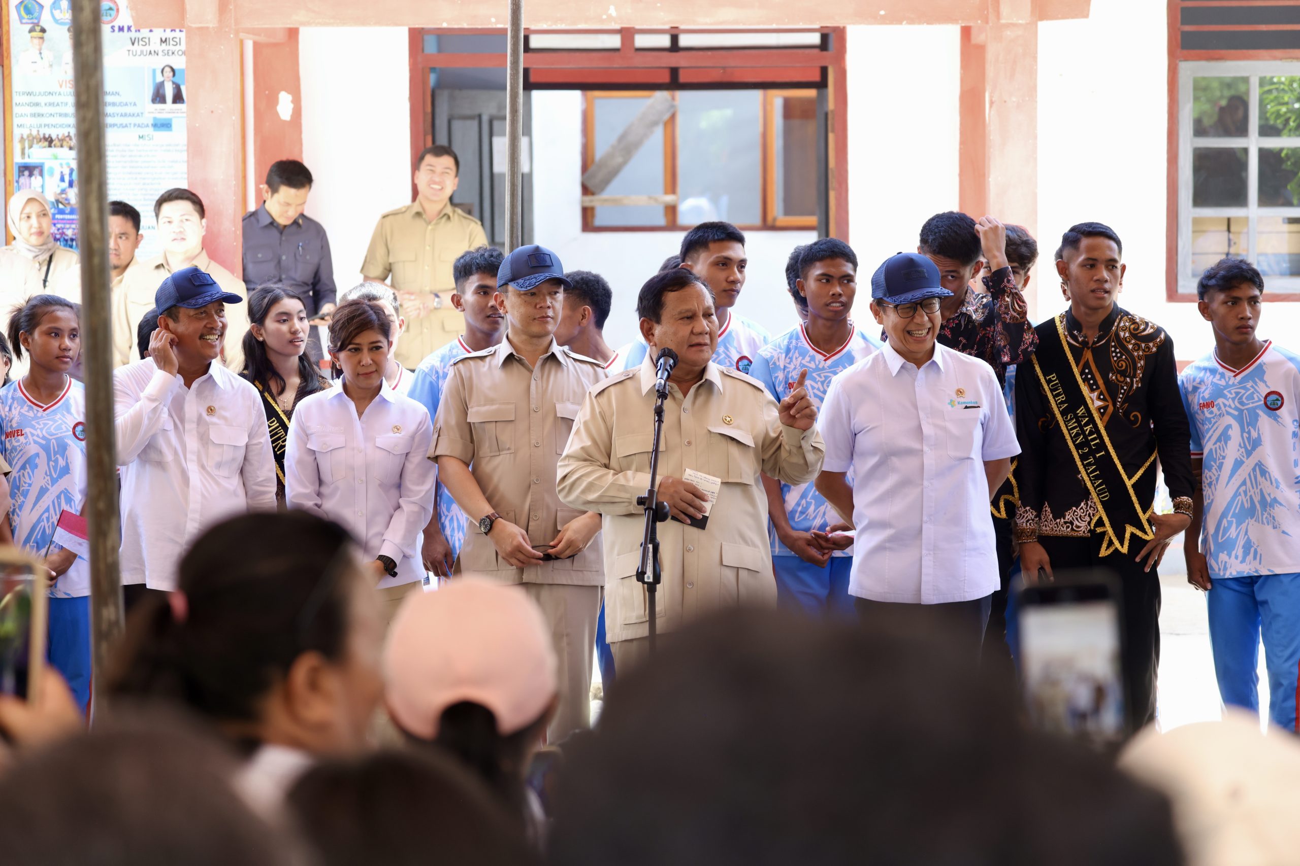Momen Presiden Prabowo Menyanyi Bersama Anak-anak di Pulau Miangas, Wilayah Terluar Indonesia